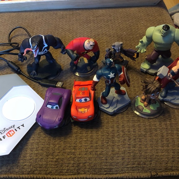 Nintendo Other - Disney Infinity Base Pad for Wii/Wii U/PS3/PS4 Model INF-8032386 With 9 Figures